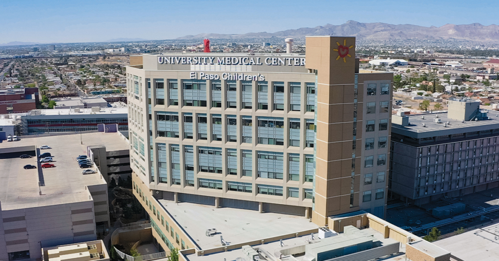 Vista aérea del University Medical Center de El Paso, representando la expansión fuera del campus con múltiples proyectos de infraestructura