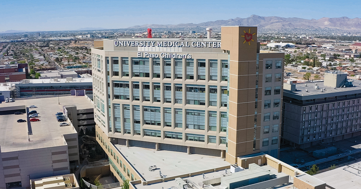 Vista aérea del University Medical Center de El Paso, representando la expansión fuera del campus con múltiples proyectos de infraestructura