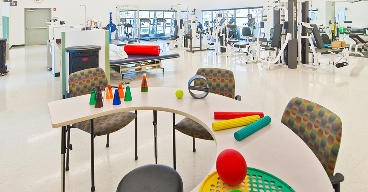 Clínica de rehabilitación ambulatoria con equipo de terapia física y herramientas de terapia ocupacional, representando la expansión de servicios en East Clinic Rehab de UMC
