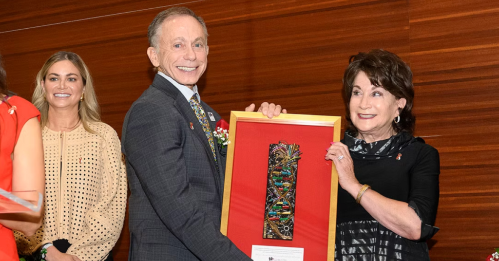 Líderes de UMC El Paso y TTUHSC sostienen un reconocimiento enmarcado durante un evento relacionado con el lanzamiento del Fox Cancer Center, el primer centro oncológico integral de El Paso.