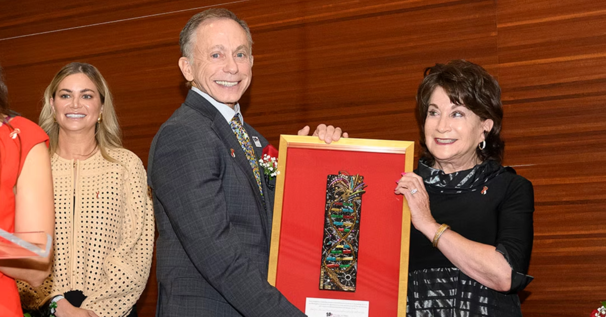 Líderes de UMC El Paso y TTUHSC sostienen un reconocimiento enmarcado durante un evento relacionado con el lanzamiento del Fox Cancer Center, el primer centro oncológico integral de El Paso.