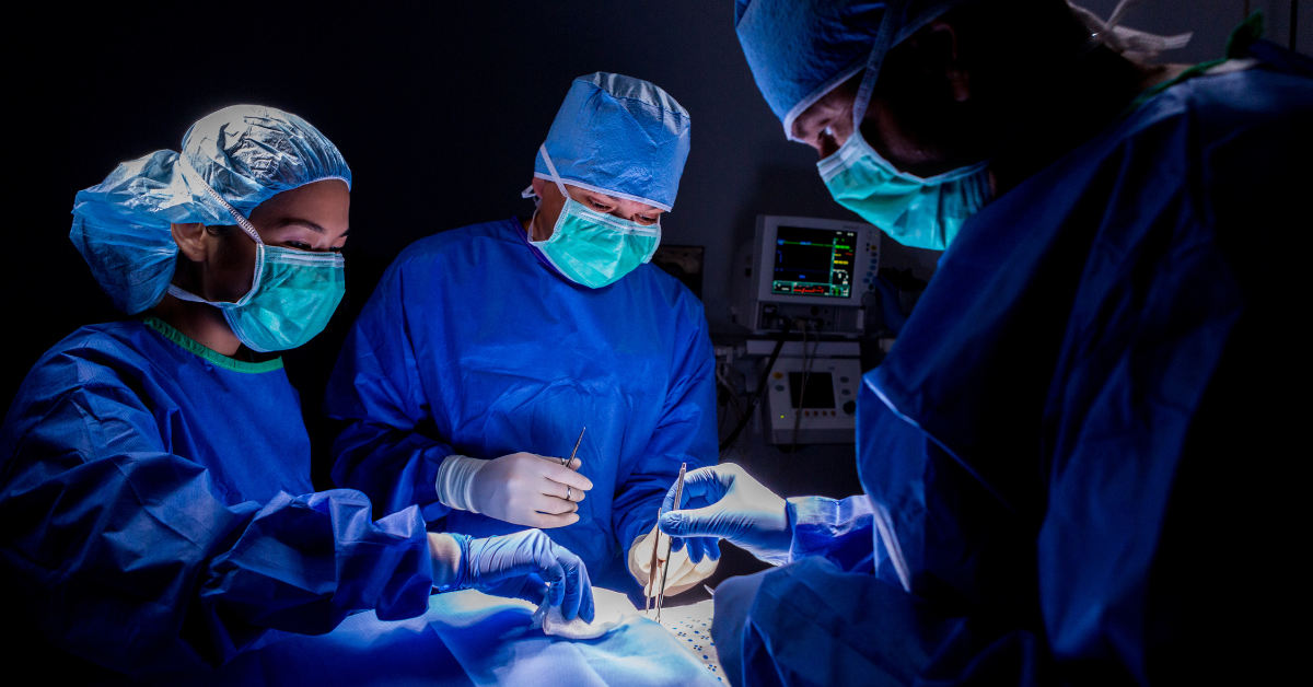 Equipo quirúrgico realizando un procedimiento en quirófano, representando la planificación del West Ambulatory Surgical Center de UMC
