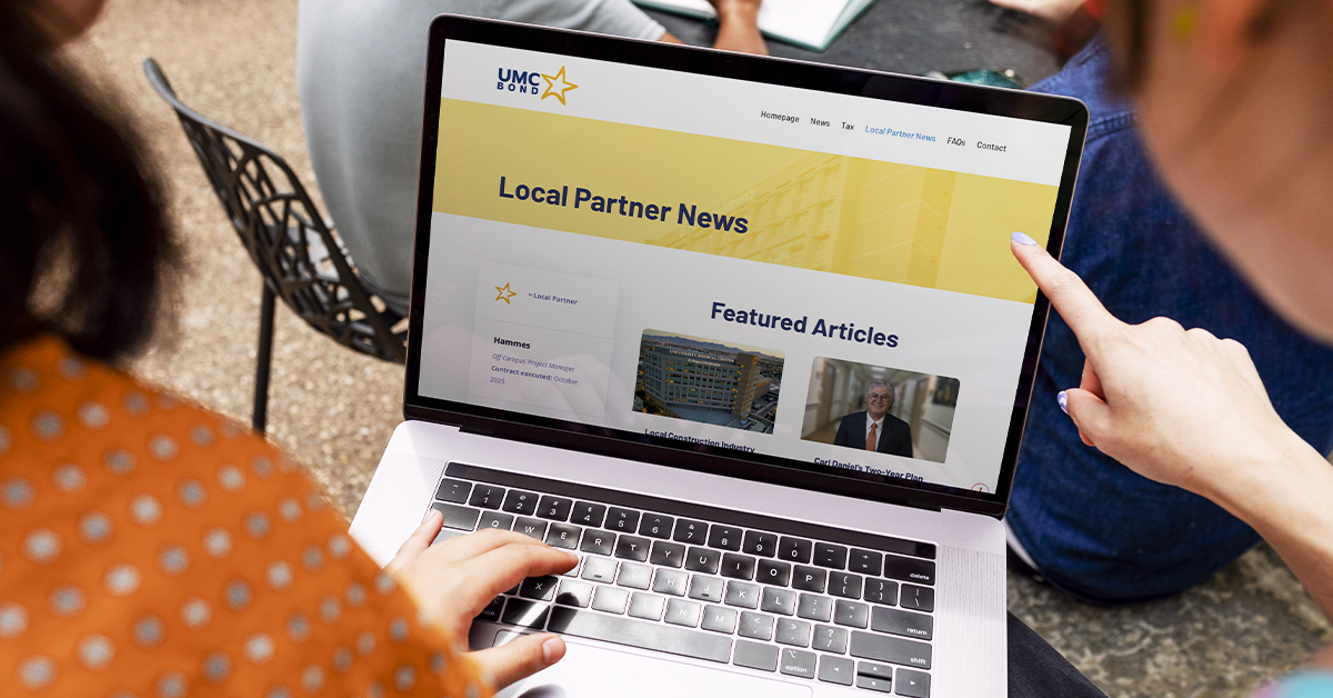 Persona navegando el sitio web de UMC Bond en una laptop, representando alianzas locales para el desarrollo de proyectos de infraestructura