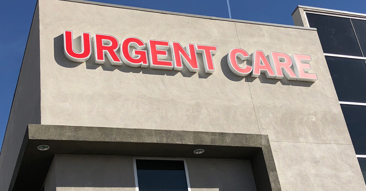 Fachada de un centro médico con letrero de “Urgent Care”, representando el Departamento de Emergencias Oeste de UMC en fase de planeación