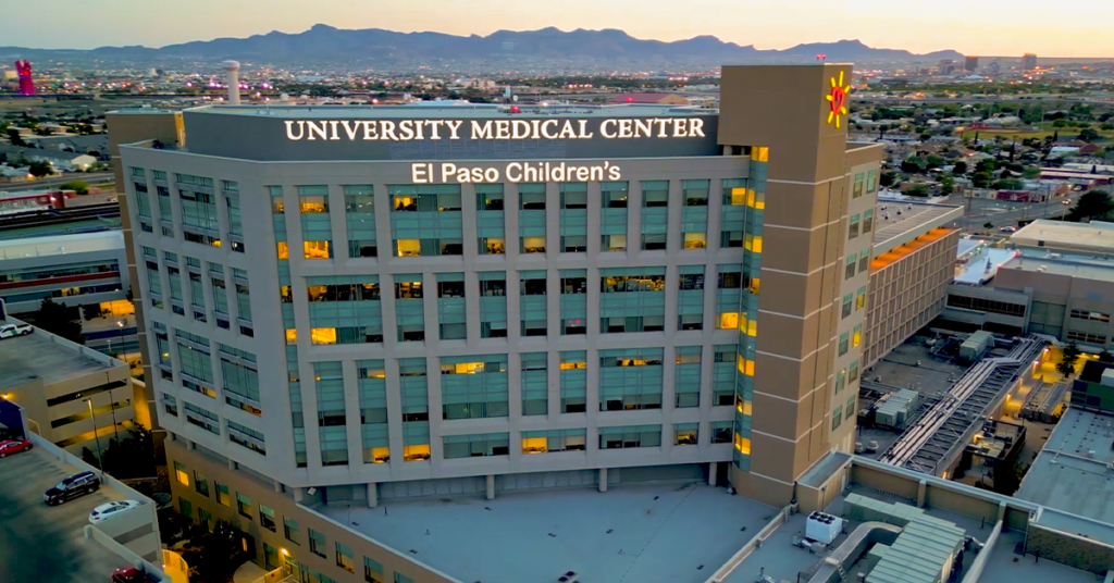 Vista aérea del University Medical Center de El Paso, representando la expansión de infraestructura de salud